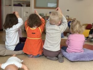 Kinder Rückenansicht bei Bewegungsspiel