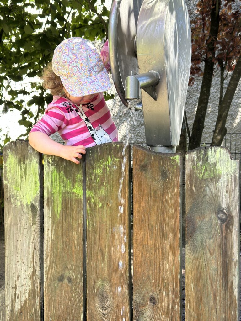 Kind spielt auf dem Kita-Aussengelände