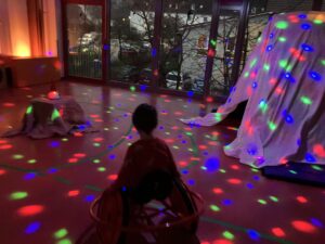 Kinderfahrzeug Parcour im Bewegungsraum 