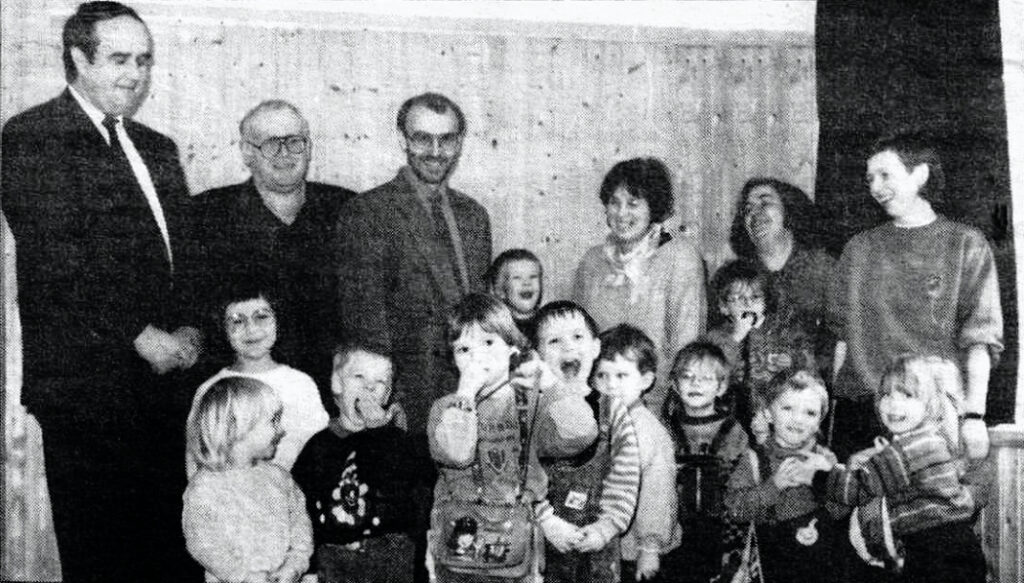 Zeitungsbild zur Eröffnung der ersten Gruppe von 1992: Die Kinder mit den Erzieherinnen, Pastor Arpad und Besuchern von der Stadt.
