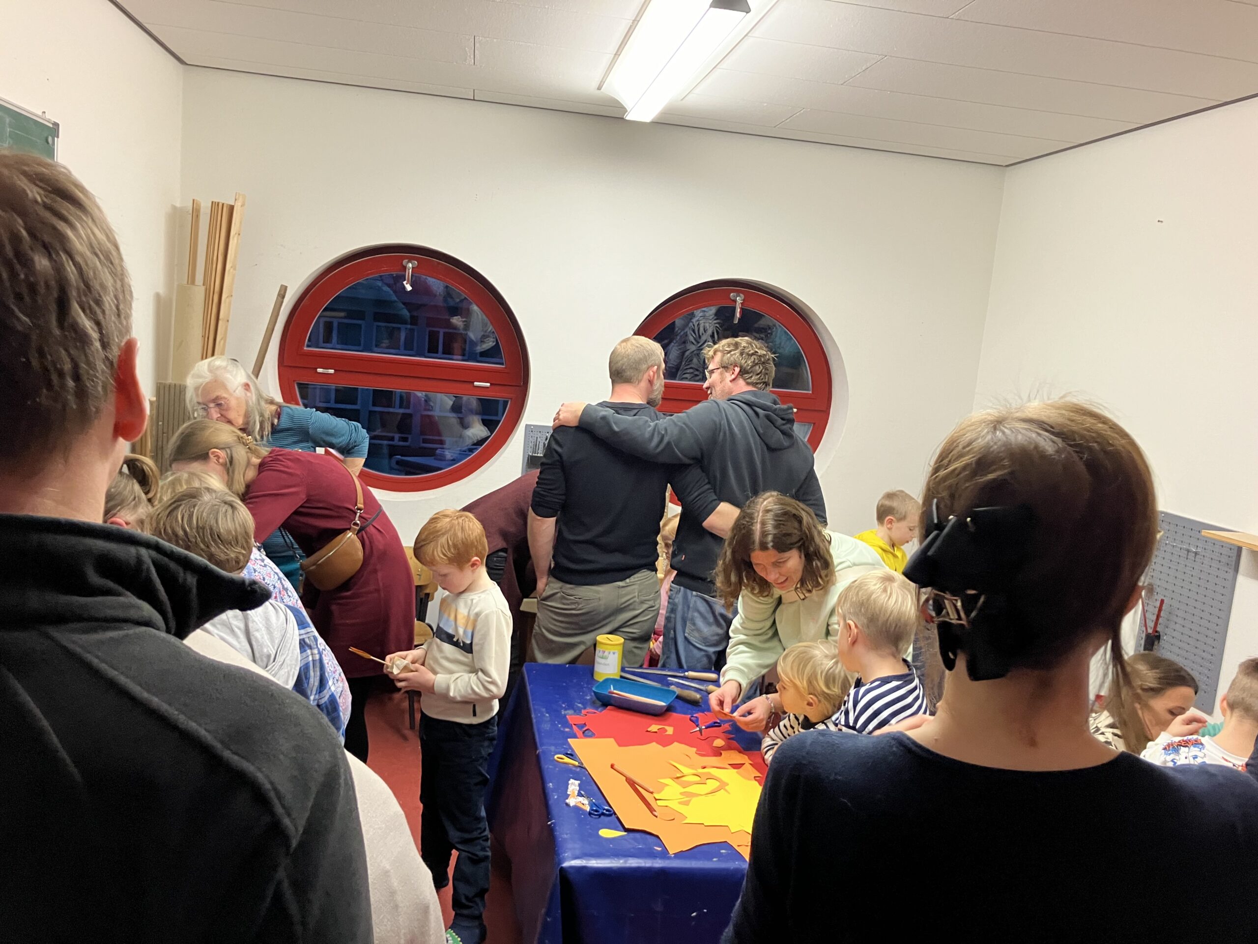 Reger Andrang von Eltern und Kindern beim Basteln im Atelier
